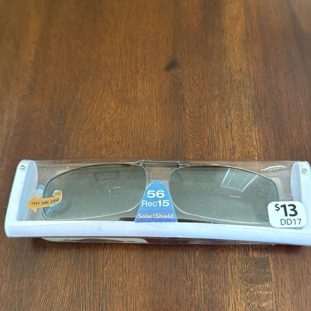 🔥FREE WITH PURCHASE 🔥 Clip on sunglasses